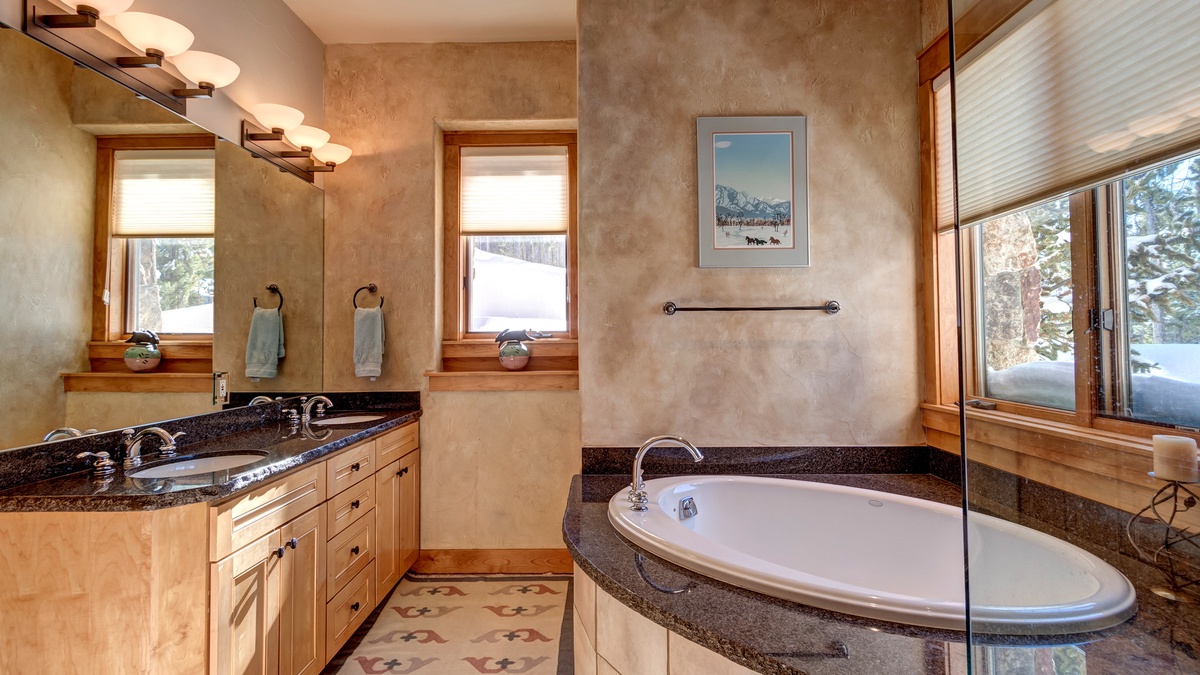 Bedroom 3, Mid-Level - King ensuite on mid level