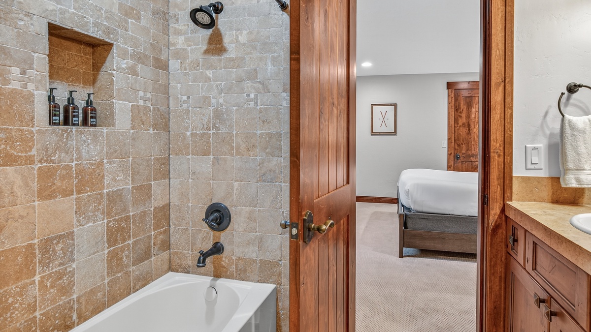 Bedroom 3, Upper Level - King ensuite