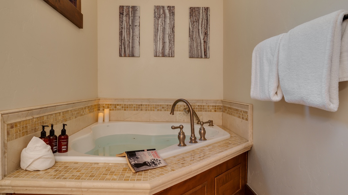 Bedroom 2, Upper Level - King ensuite