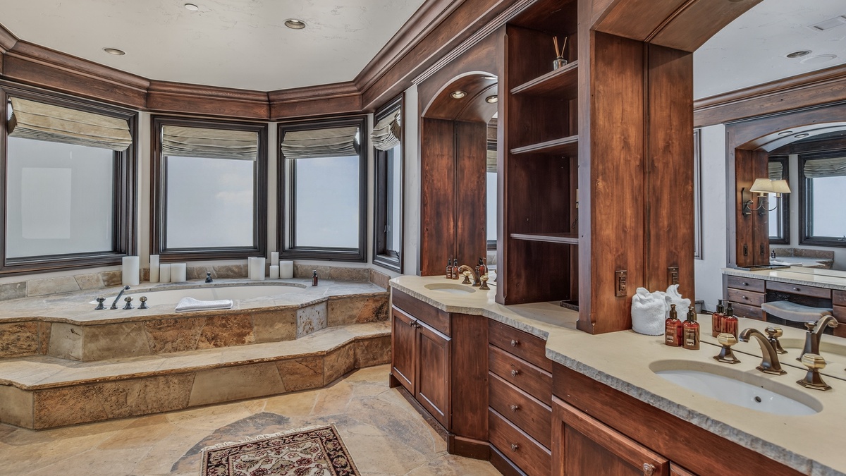 Bedroom 1, Lower Level - Ensuite bathroom with soaking tub
