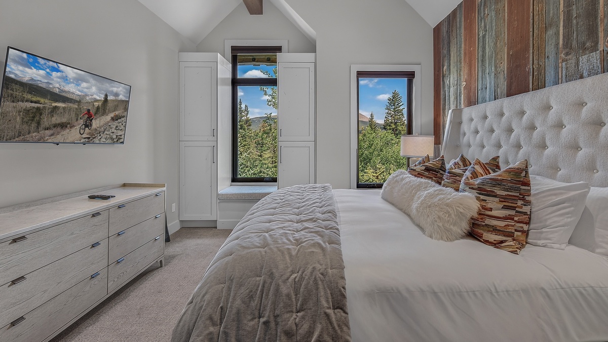 Bedroom 6, Upper Level - Queen bedroom with views