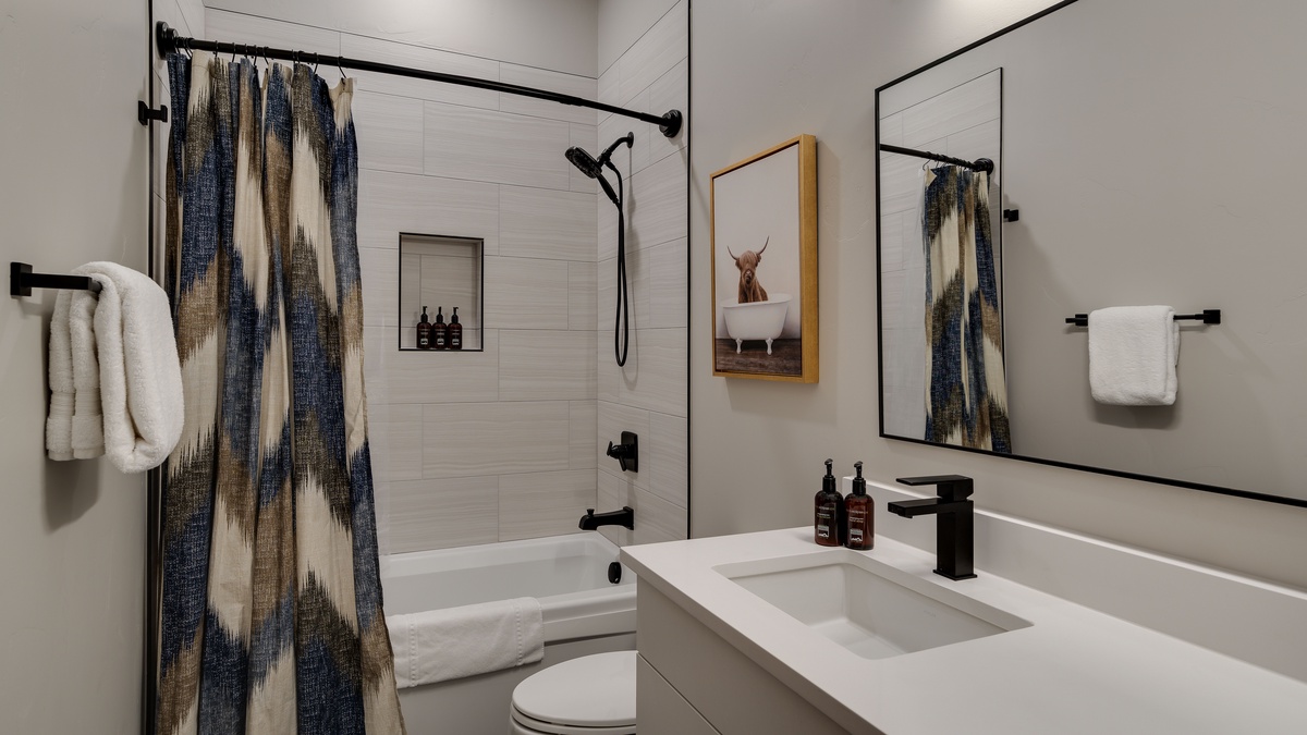 King ensuite 2 on lower level