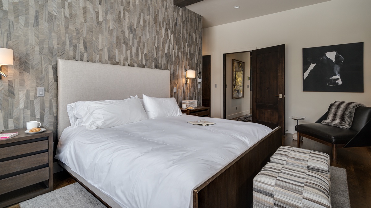 Bedroom 1, Main Level - Primary king suite