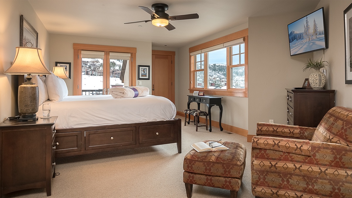 Bedroom 1, Mid Level, Storm Peak Chalet - Primary king bedroom