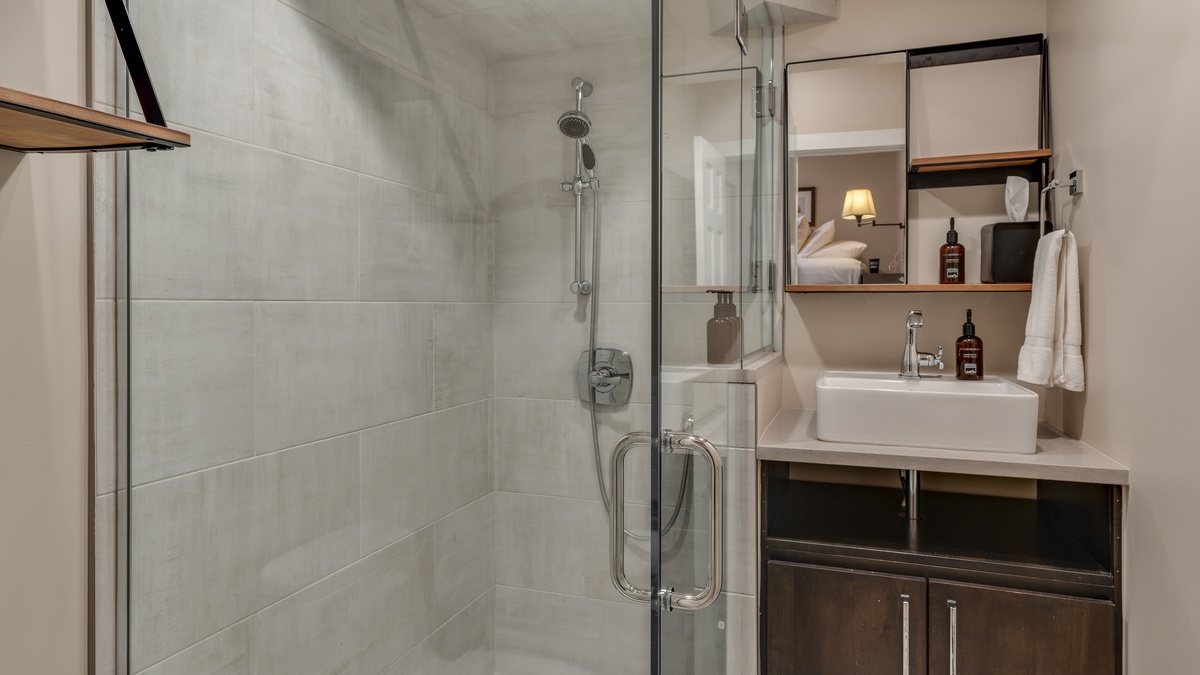 Bedroom 4, Lower Level - Bunkroom ensuite