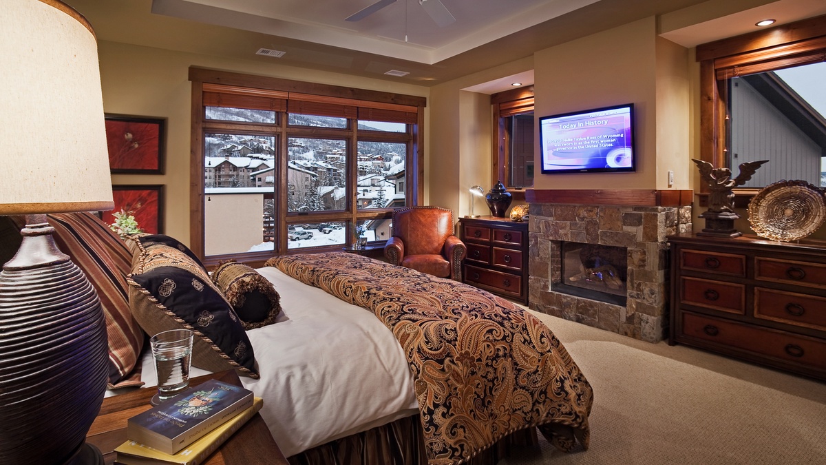 Bedroom 1, Main Level - Primary king suite with views