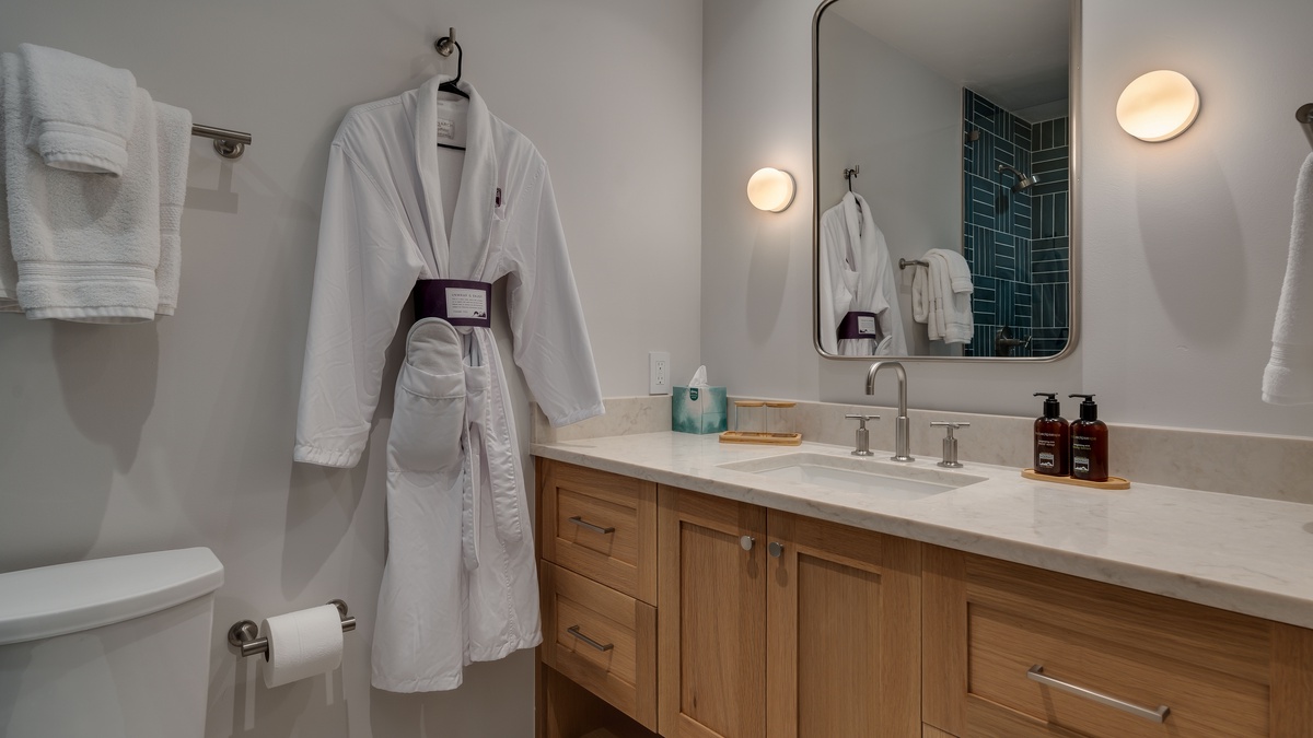 Bedroom 2, Upper Level - Queen suite on upper level ensuite