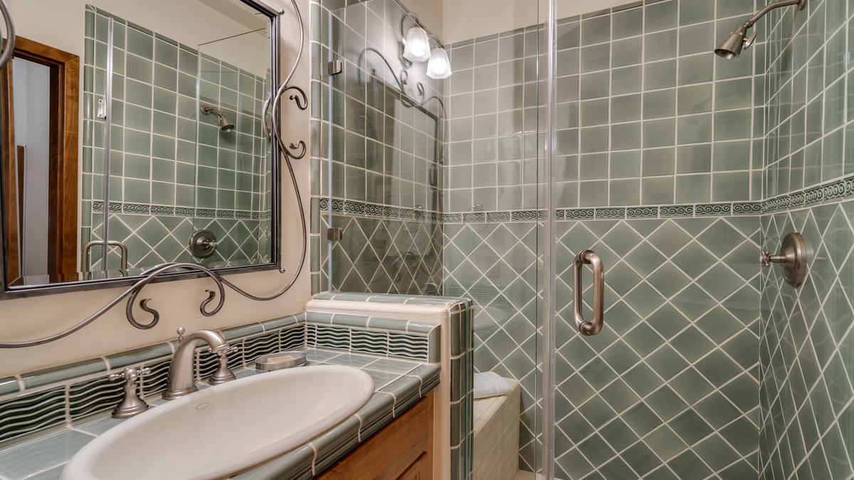 Bedroom 6, Upper Level - Queen suite on upper level ensuite