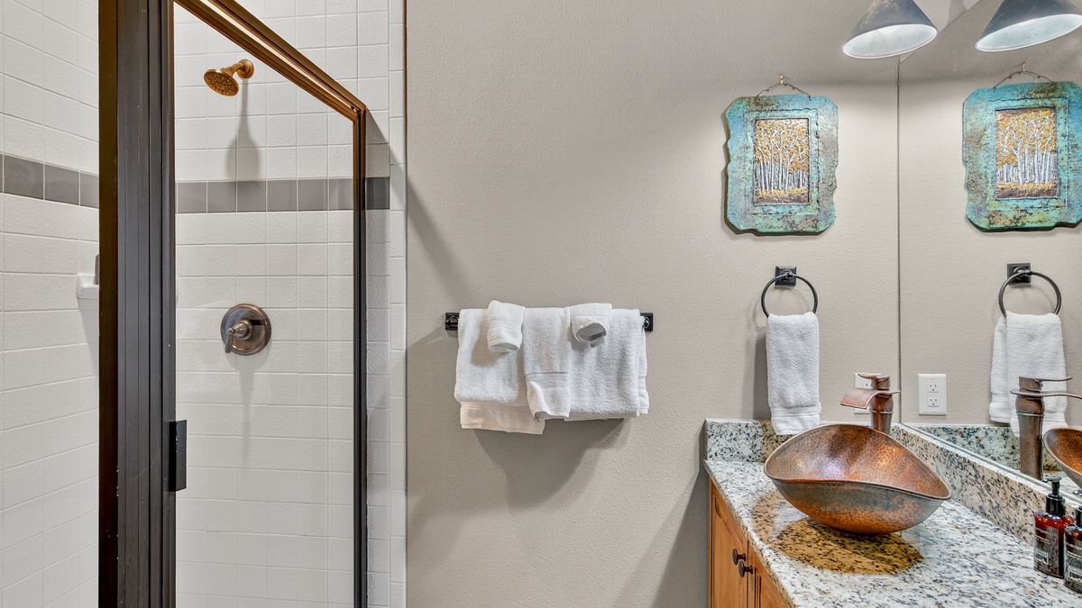 Bedroom 2, Main Level - Full hall bath used by queen bedroom