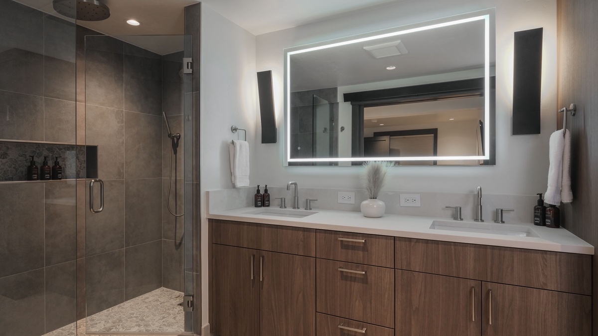 Bedroom 6, Lower Level - Ensuite with double vanity