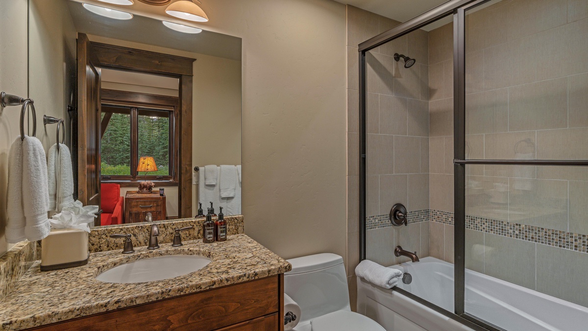 Bedroom 4, Lower Level - Lower level twin bunk ensuite