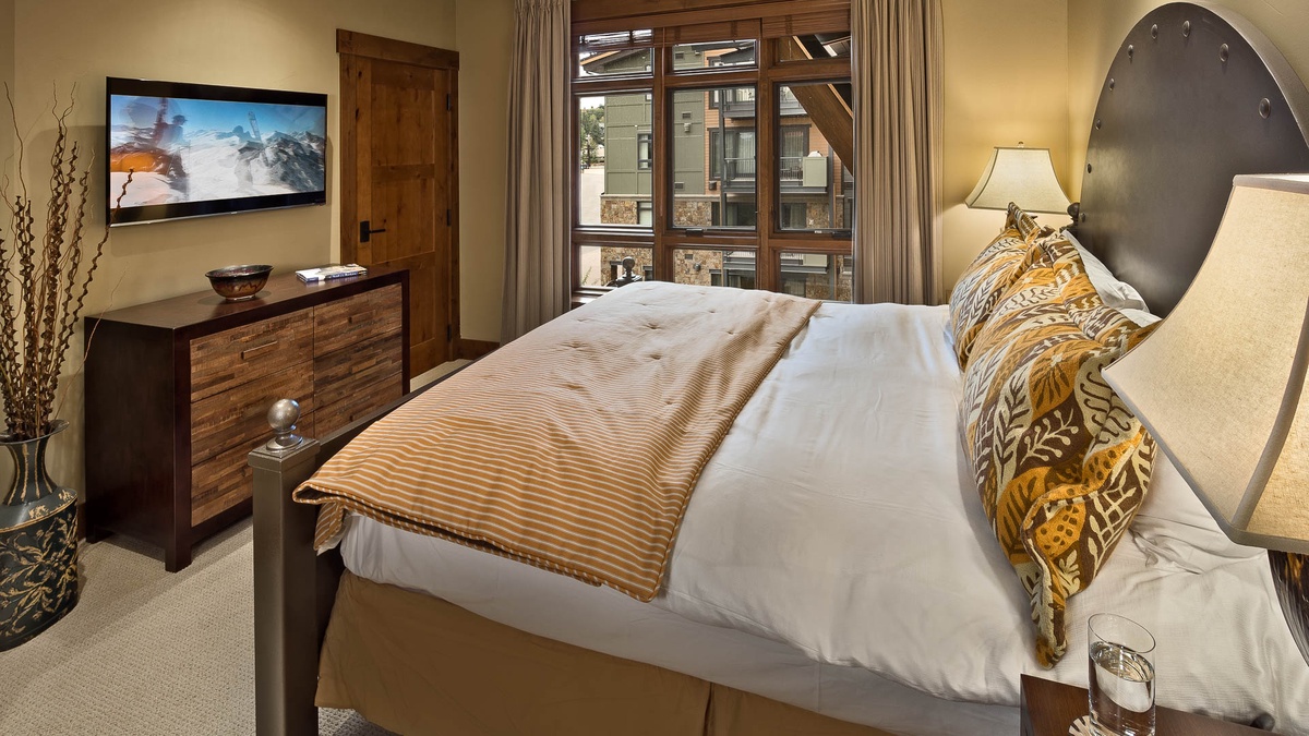 Bedroom 3, Main Level - King suite