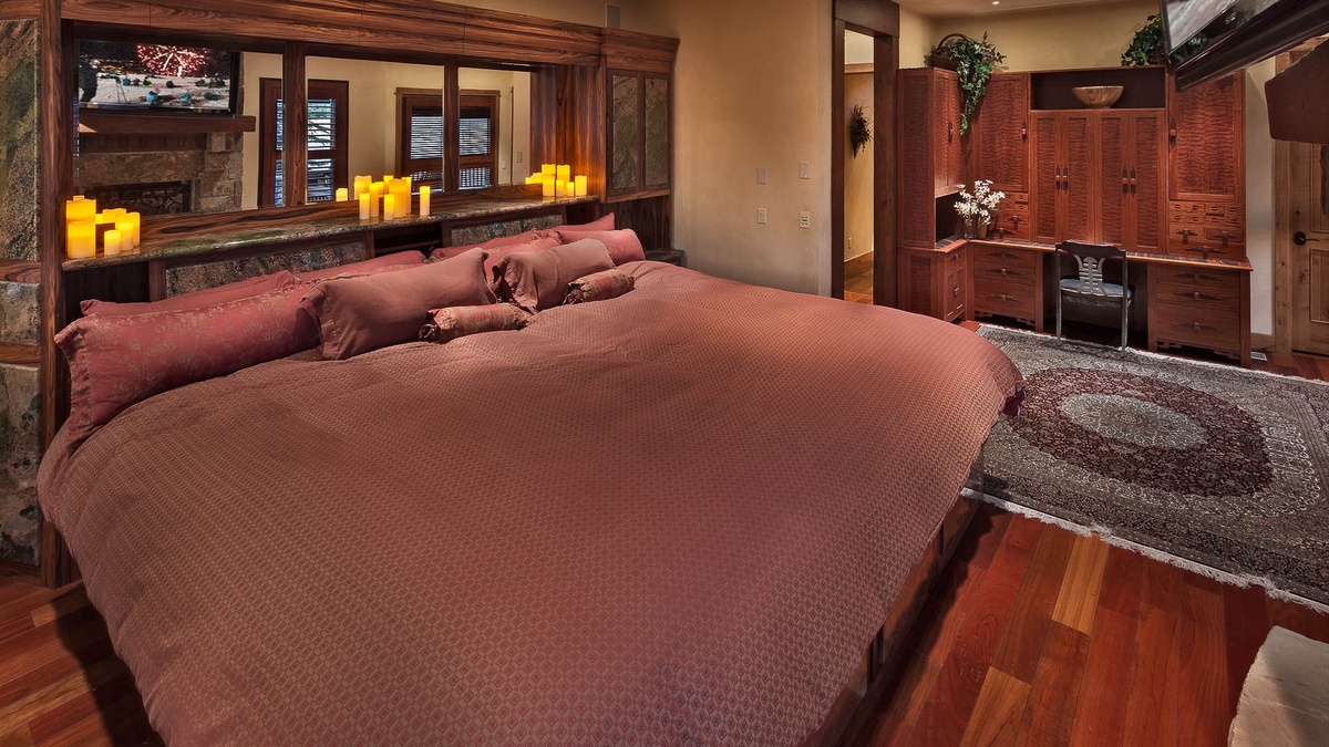 Bedroom 1, Main Level - Primary suite with an oversized king bed