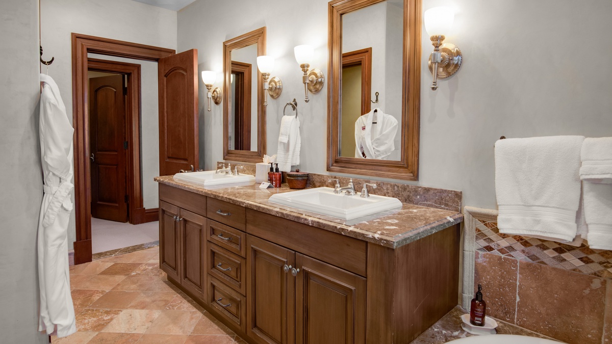 Bedroom 1, Upper Level - Primary ensuite in upper level