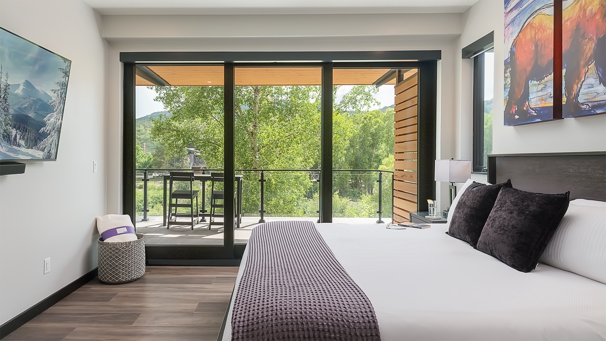 Bedroom 8, Mid-Level - Triple 3 Lodge king bed