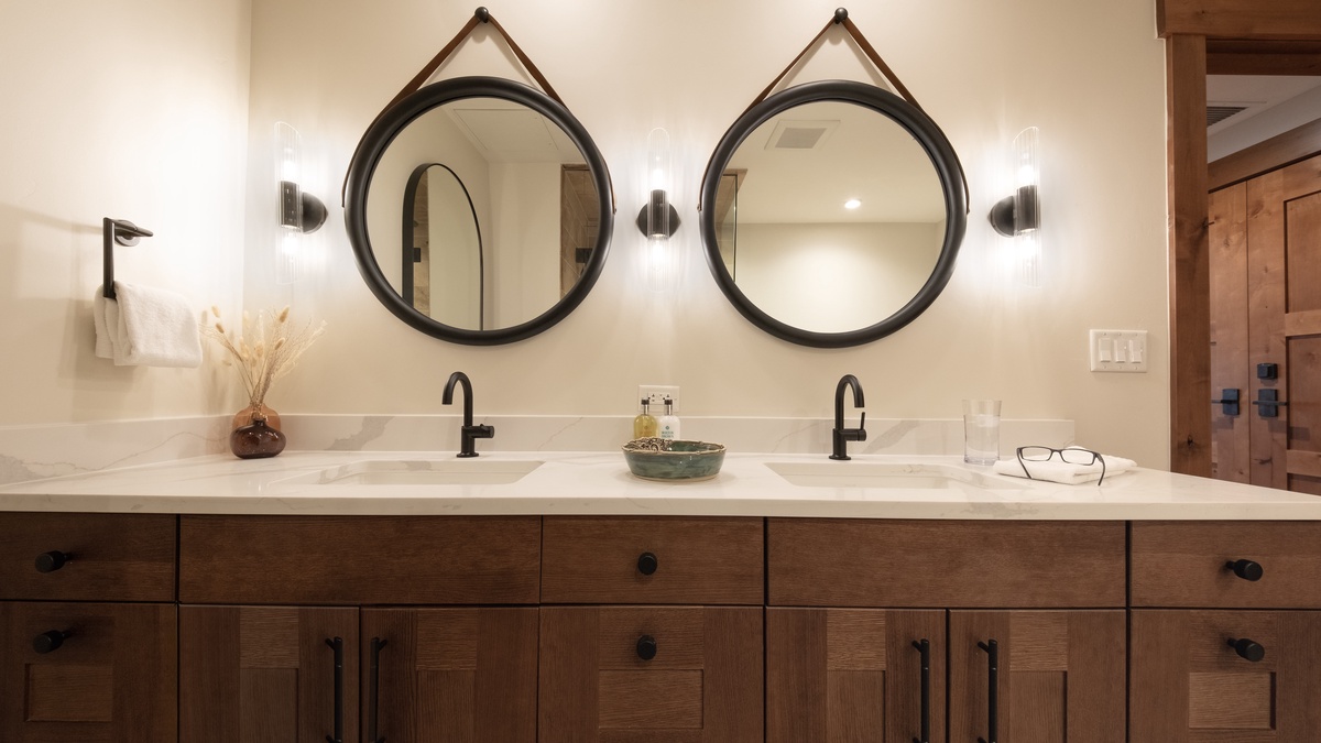 Bedroom 1, Main Level - Primary ensuite