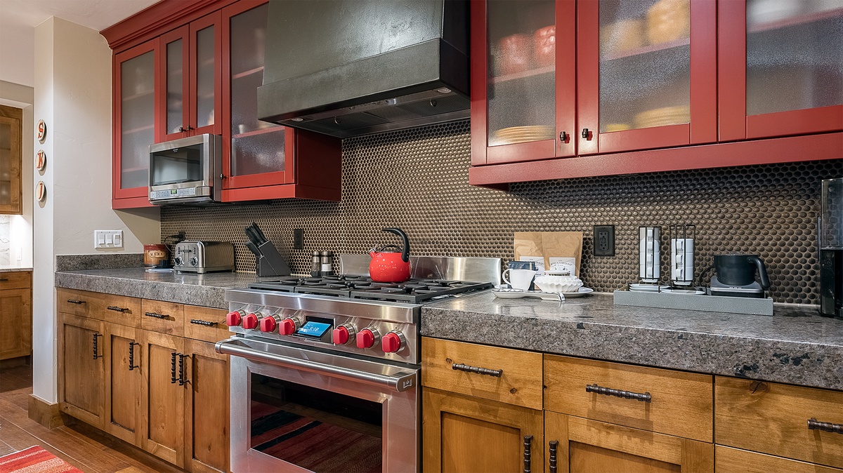 Gourmet Kitchen Appliances - Main Level