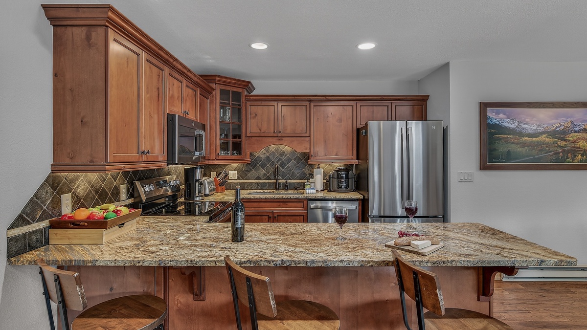 Kitchen, Main Level - Island and counter space