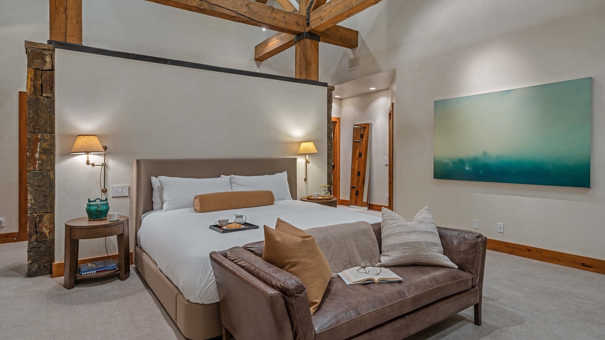 Bedroom 1, Main Level - Primary king suite