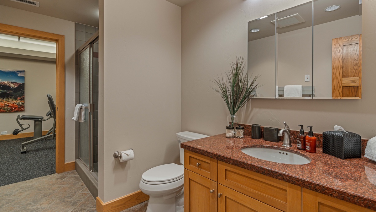 Murphy ensuite on lower level