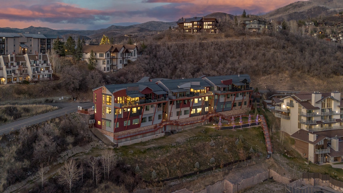 Nocturne View, Exterior