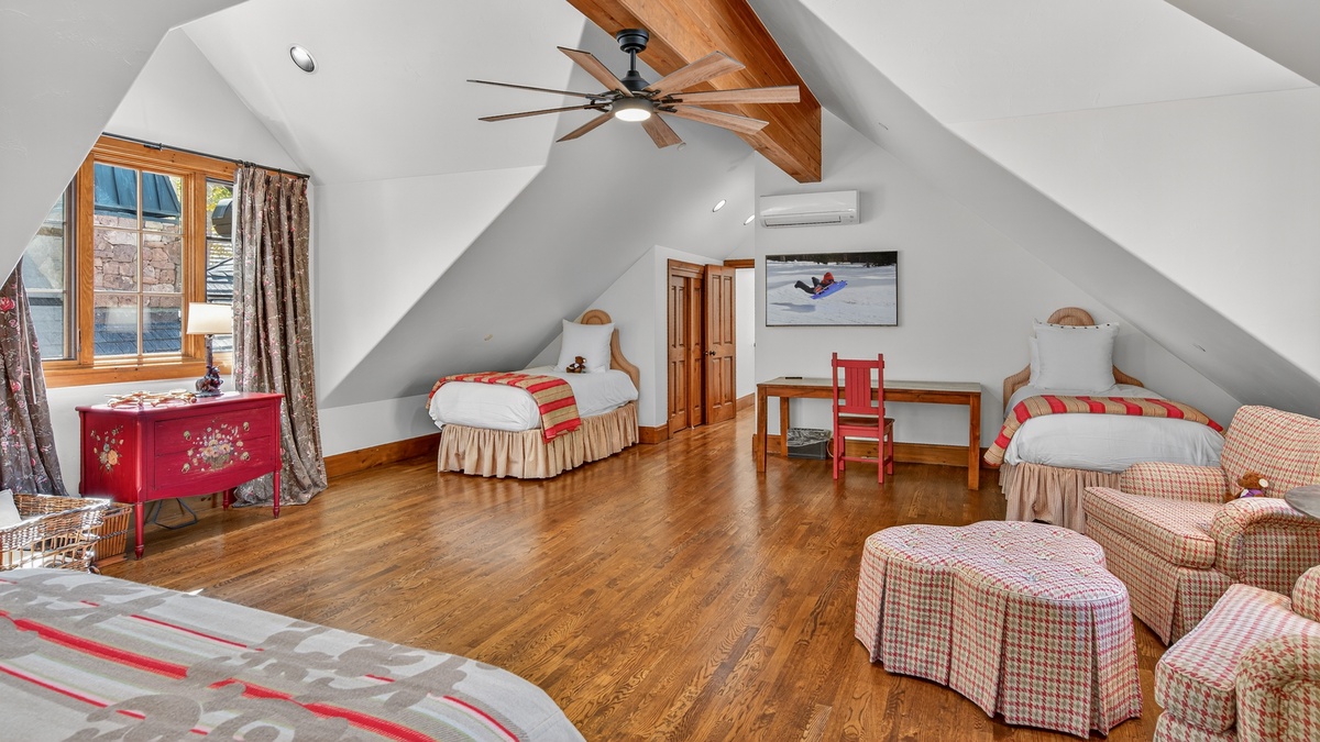 Bedroom 6, Upper Level - 1 Queen bed, 4 twin bed