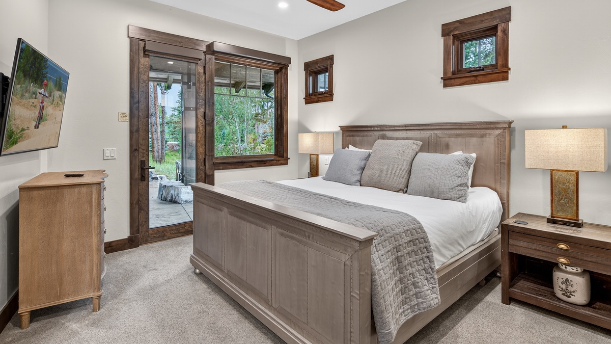 Bedroom 6, Mid Level - King Suite