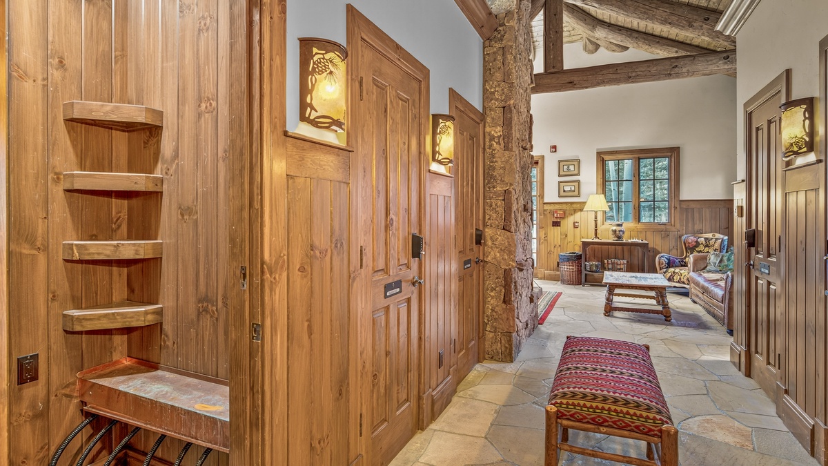 Arrowhead Lone Pine Club Community Amenity: Ski lockers