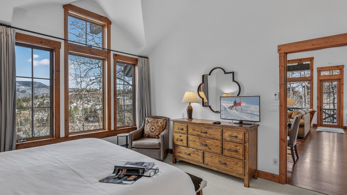 Bedroom 1/Primary, Main level