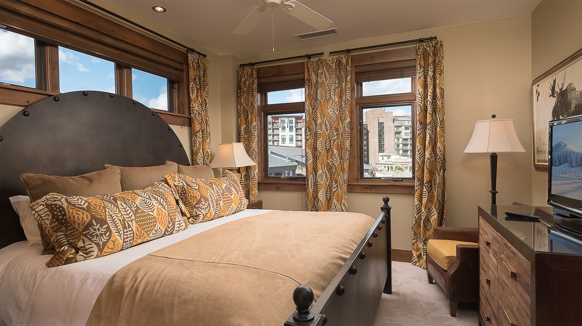 Bedroom 4, Main Level - King bed