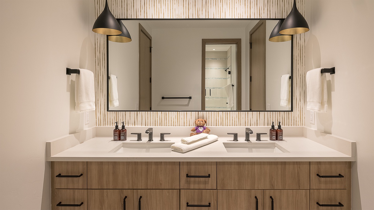 Shared Bathroom, Mid-Level - Bedrooms 2 and 3 shared bath