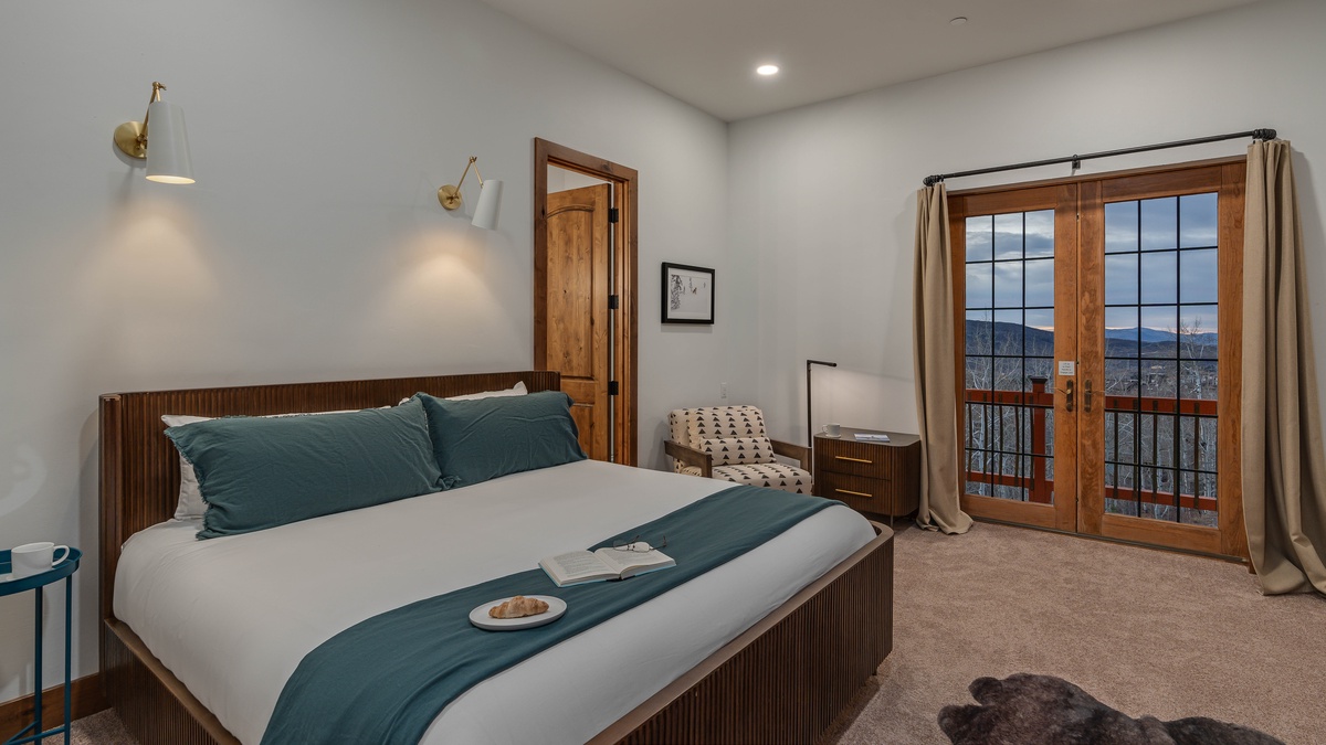 Apex Lodge North Side: King Suite 2 Main Level