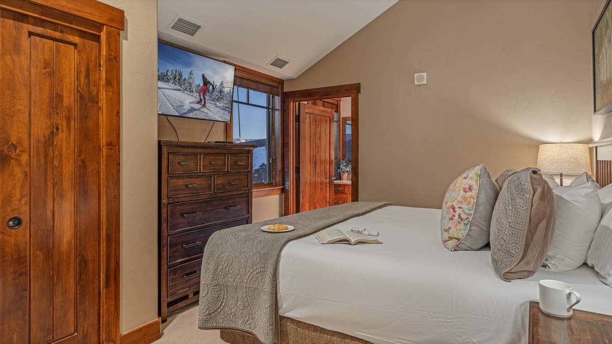 Bedroom 2, Main Level - King suite 1