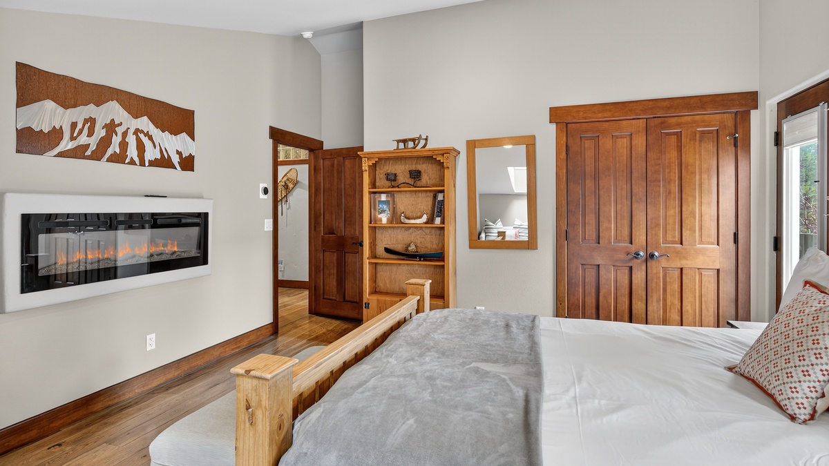 Bedroom 6, Upper Level - Queen bedroom with fireplace