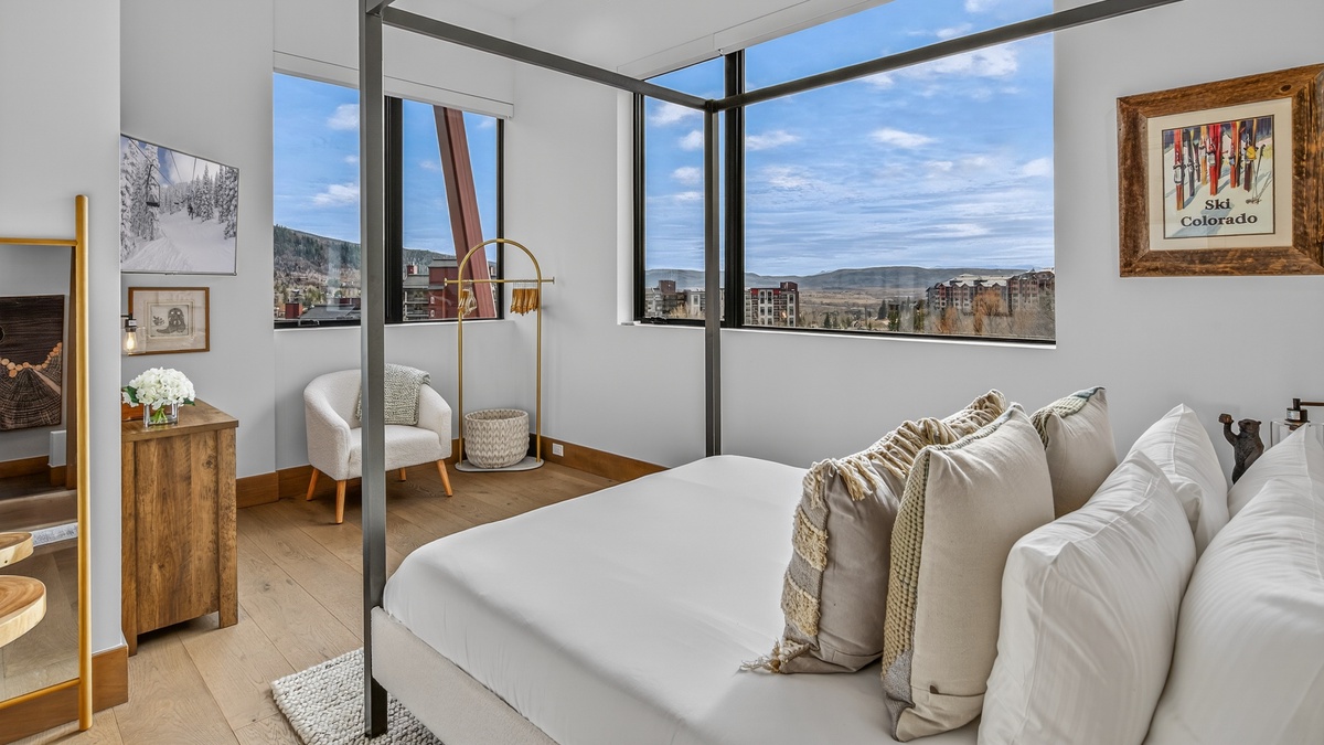 Bedroom 4, Lower Level - Queen bed overlooking the slopes