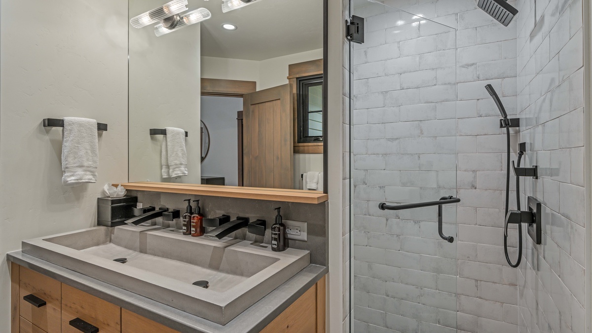 Bedroom 1, Main Level - Primary queen ensuite on main level