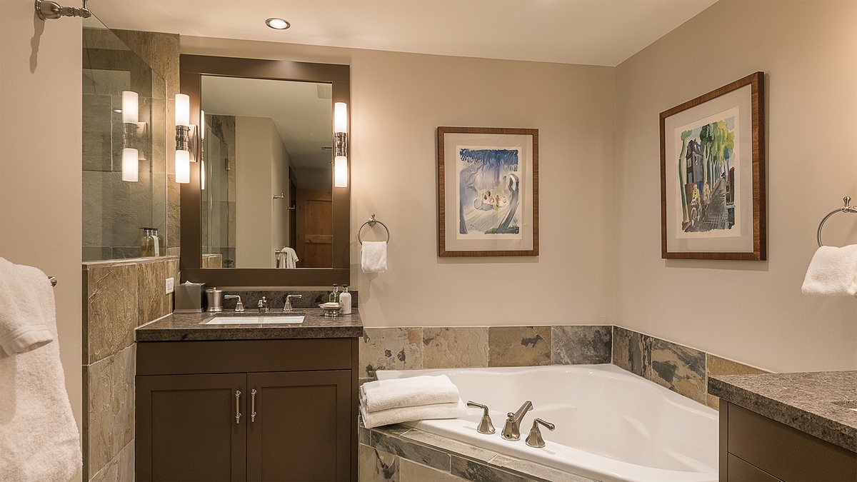 Bedroom 4, Main Level - King ensuite