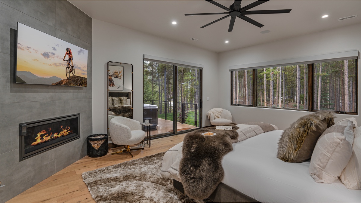 Bedroom 1, Main Level - Primary king suite on main level with access to hot tub