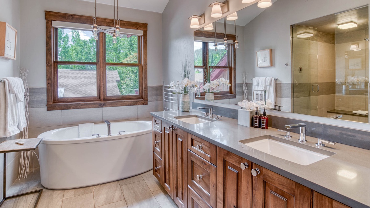 Bedroom 1, Upper Level - Primary ensuite