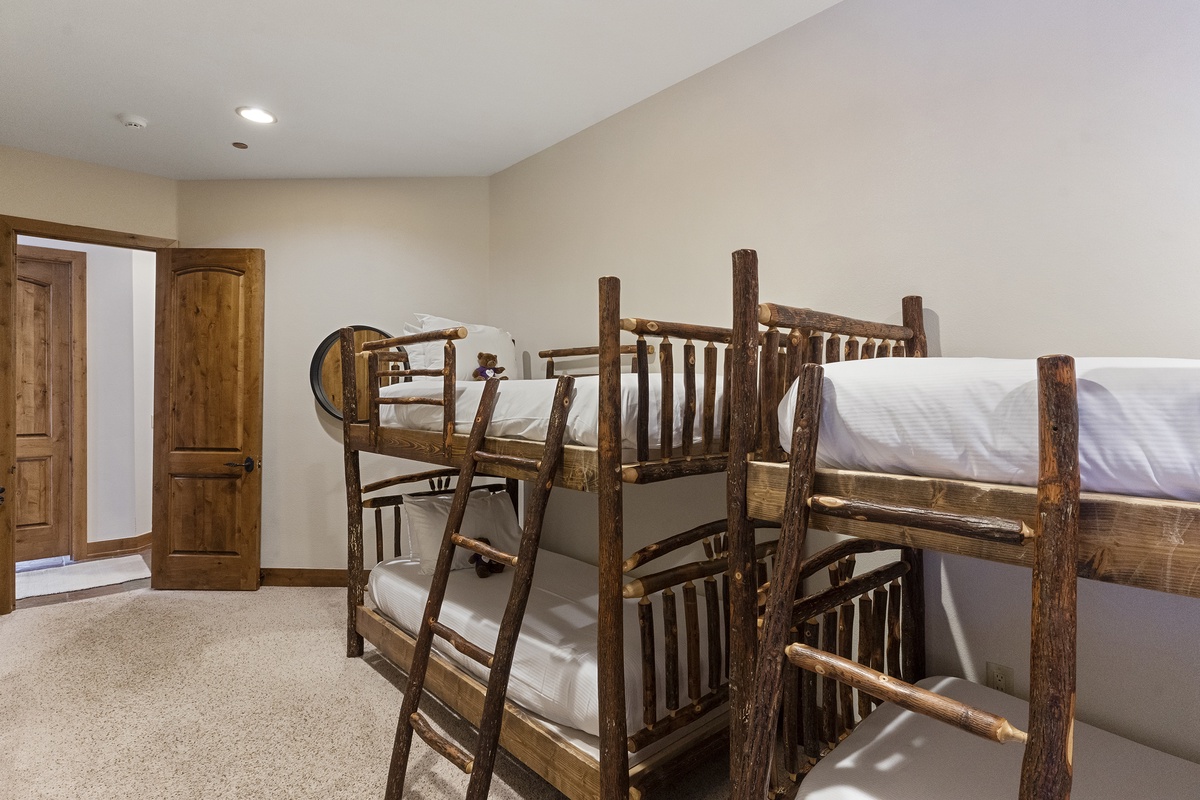 Apex Lodge South Side Bunkroom 3 Lower Level