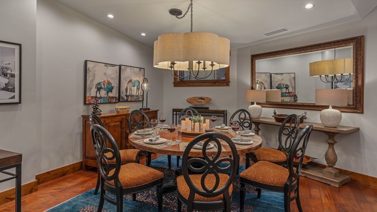 Dining Area, Main Level - Round dining table
