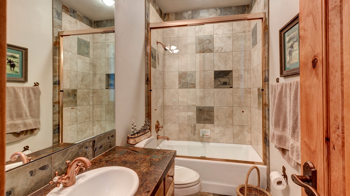 Bedroom 5, Lower Level - Bunkroom ensuite