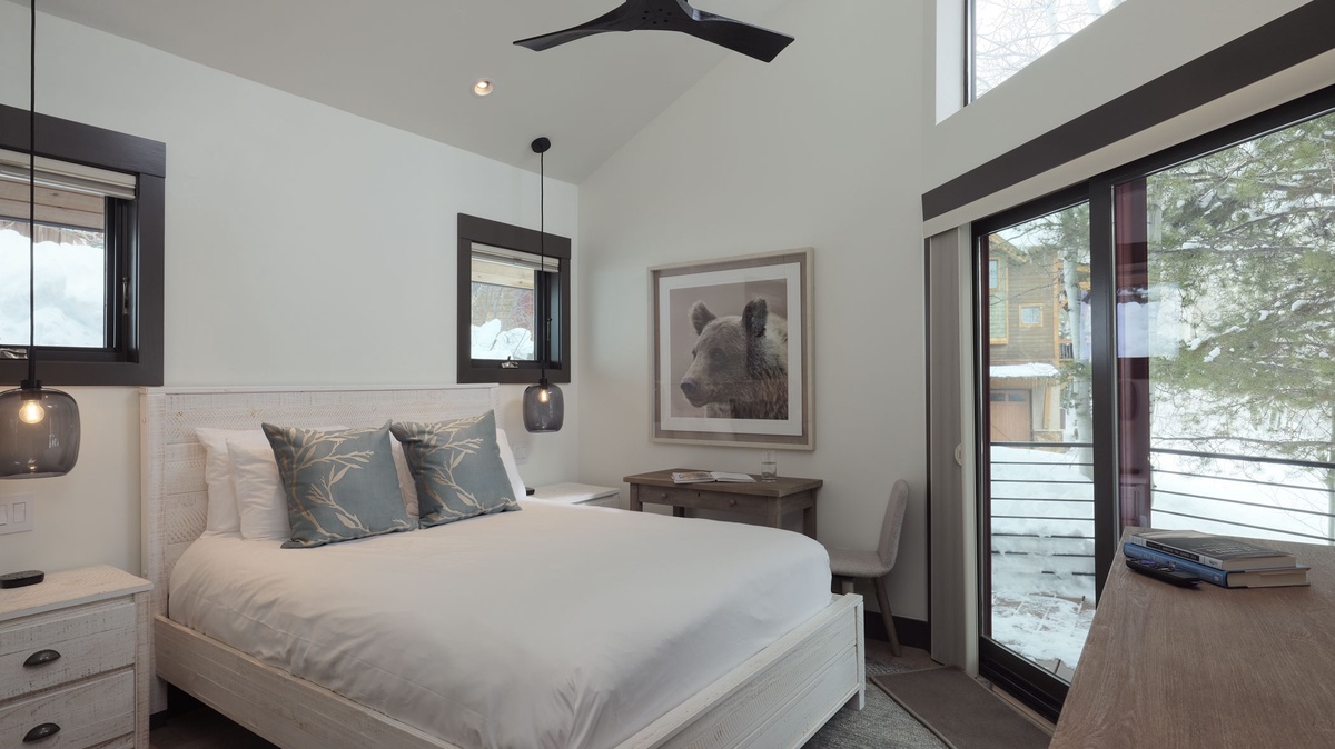 Bedroom 5, Main Level - Queen suite