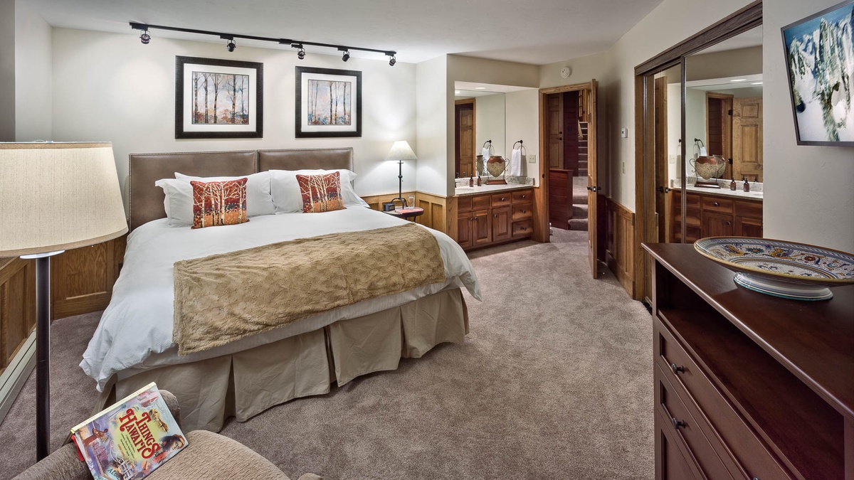 Lower level split king room