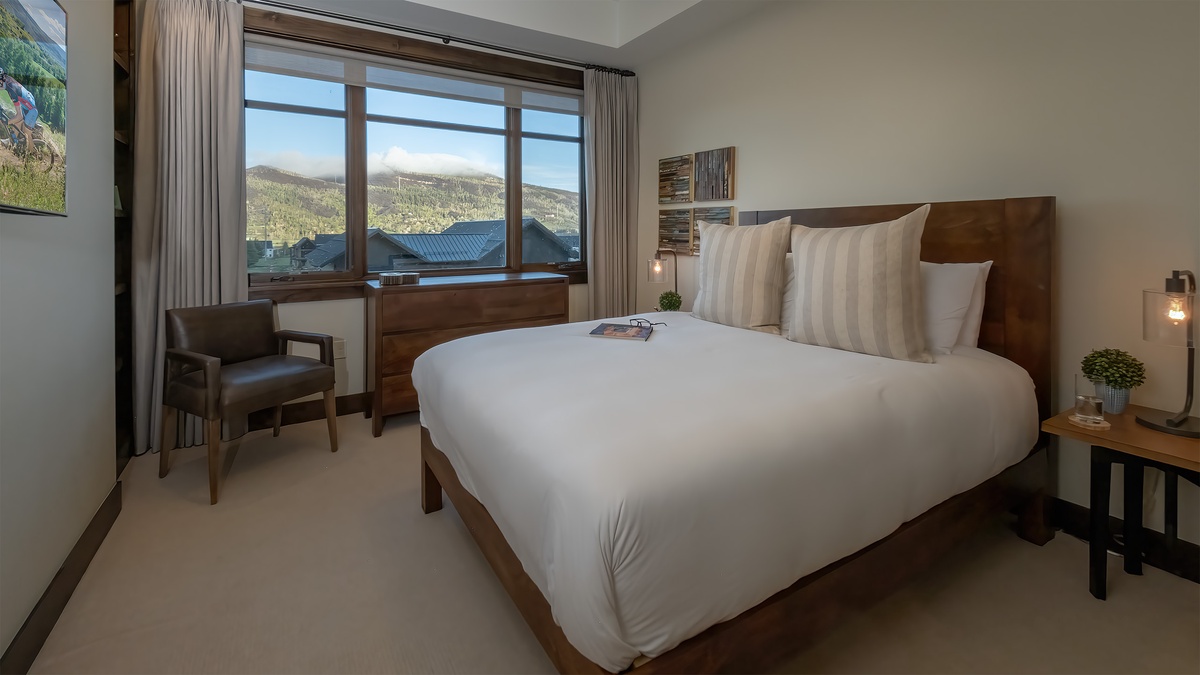 Bedroom 2, Main Level - Queen bedroom