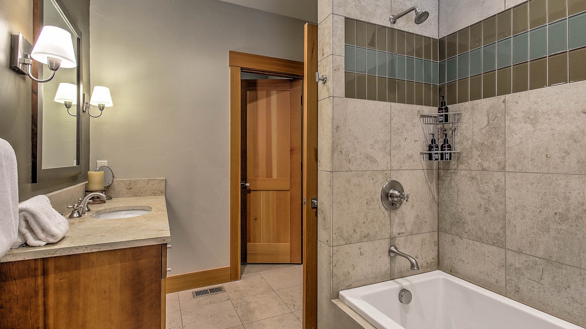 Bedroom 6, Upper Level, Sunshine Peak Chalet - Ensuite with tub-shower combo