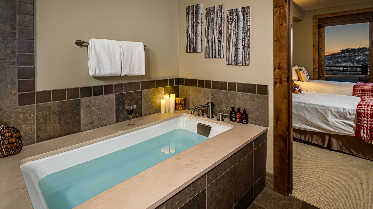 Bedroom 2, Main Level - Ensuite tub