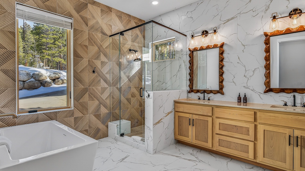 Bedroom 1, Main Level - Primary king ensuite