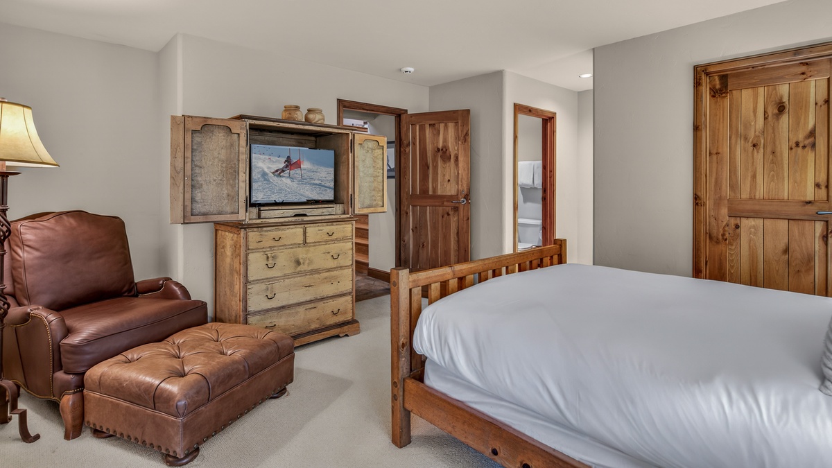 Bedroom 5, Lower Level - Queen Bedroom