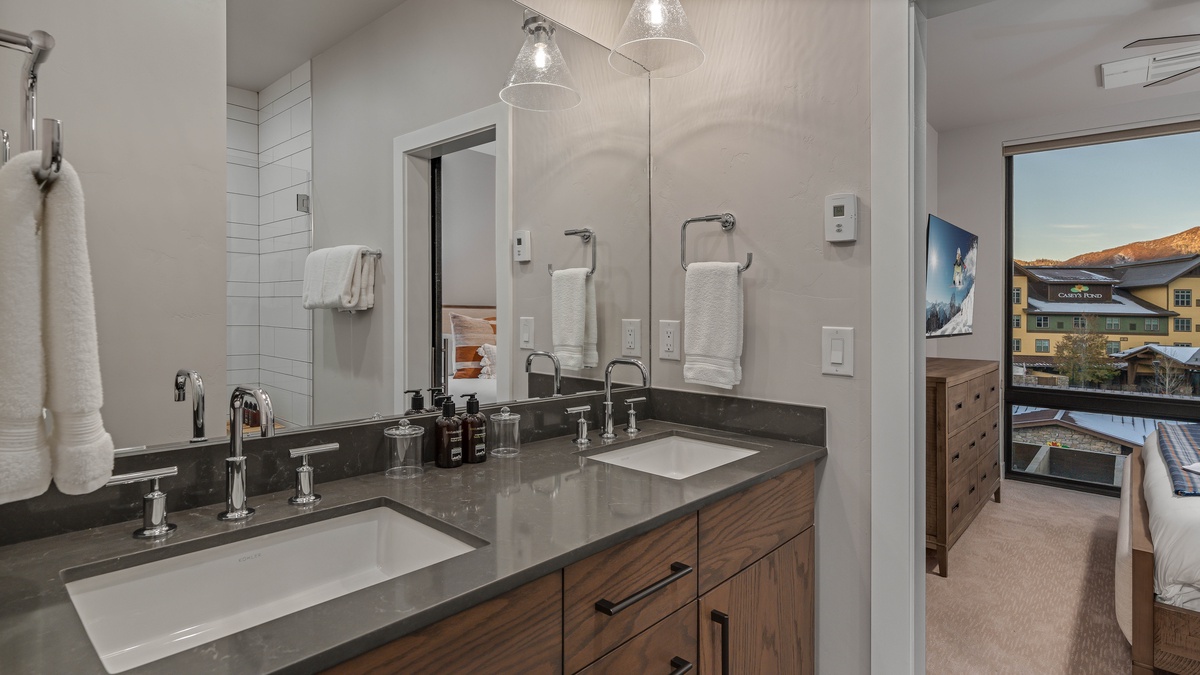 Bedroom 1, Upper Level - Primary ensuite